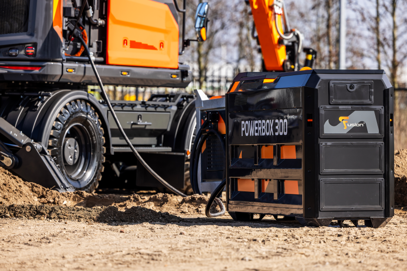 Staad 17W elektrische mobiele graafmachine aangesloten aan een Powerbox 300
