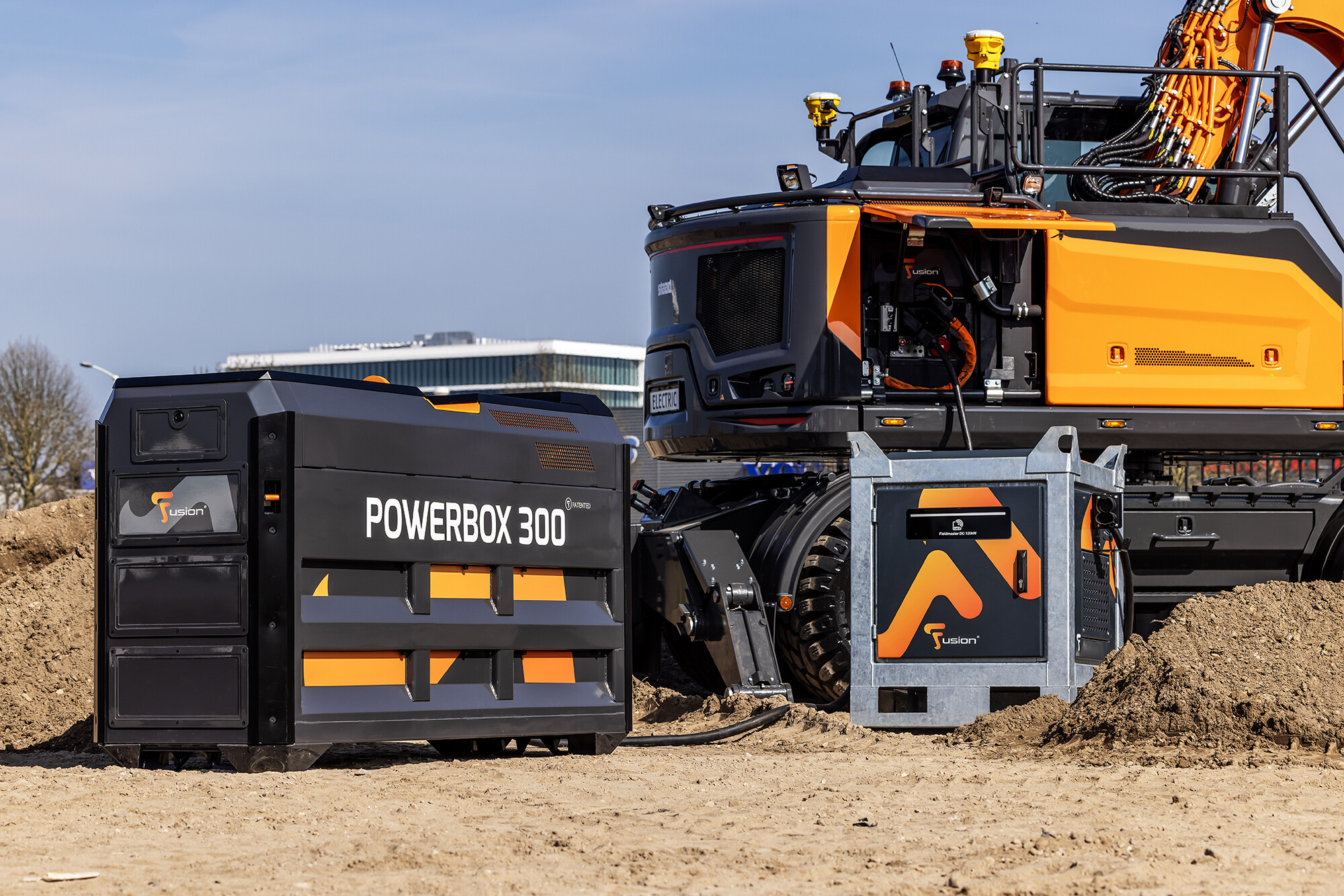 Staad 17W elektrische mobiele graafmachine aangesloten aan een Powerbox 300 en Fieldmaster DC